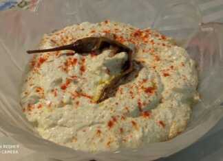 Σπιτική Τυροκαυτερή (Μπαμ-μπουμ!) Ένα μπολ με λευκή, κρεμώδη σπιτική τυροκαυτερή, πασπαλισμένη με κόκκινη πάπρικα και γαρνιρισμένη με μια ολόκληρη πιπεριά τσίλι.