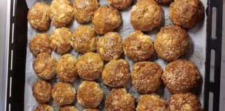 Τυροπιτάκια Φούρνου (Αφρός!) Ένα ταψί γεμάτο με χρυσαφένια, στρογγυλά τυροπιτάκια φούρνου, πασπαλισμένα με σουσάμι, έτοιμα να σερβιριστούν.