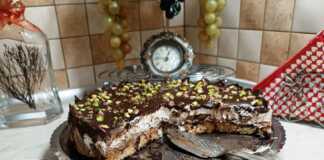 Τούρτα Έμπνευση της Στιγμής (με Τσουρέκι!) Μία τούρτα με βάση τσουρεκιού, στρώσεις λευκής και σοκολατένιας κρέμας, γλάσο σοκολάτας στην κορυφή και πασπαλισμένο με ψιλοκομμένο φιστίκι Αιγίνης.