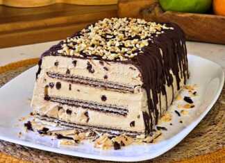 Μία πλούσια, παγωμένη τούρτα παγωτό καπουτσίνο, πασπαλισμένη με σκόνη κακάο, κομμένη σε φέτες σε μια πιατέλα.