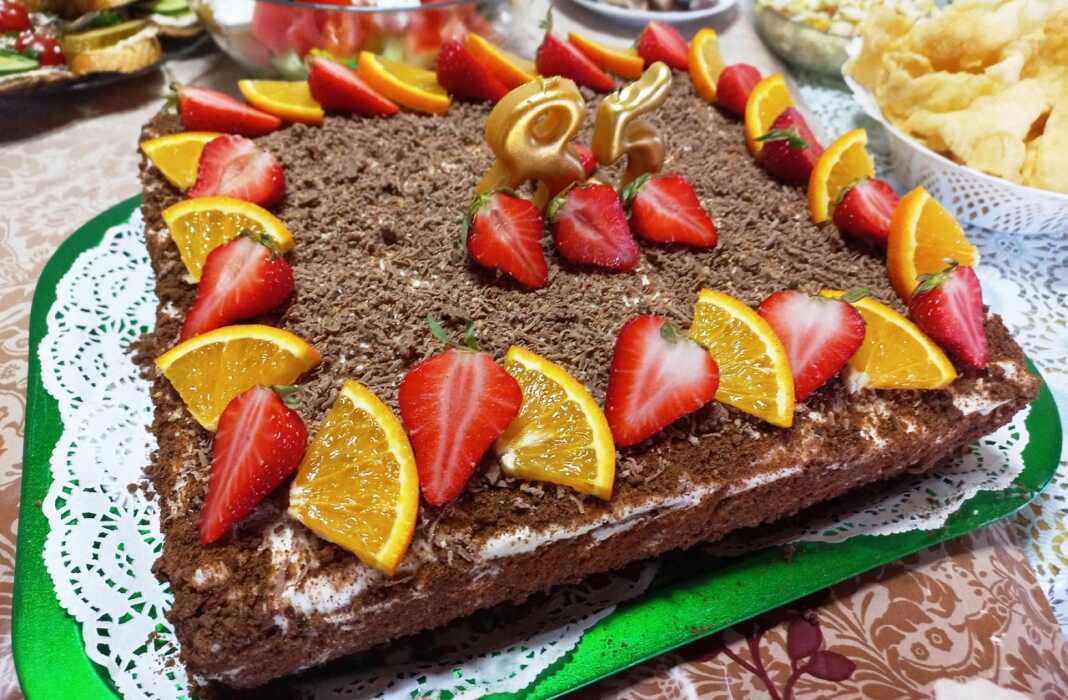 Τούρτα σοκολάτας με κρέμα μασκαρπόνε, φράουλες και πορτοκάλια σε πιατέλα