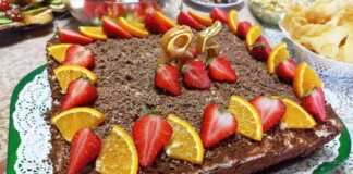 Τούρτα σοκολάτας με κρέμα μασκαρπόνε, φράουλες και πορτοκάλια σε πιατέλα