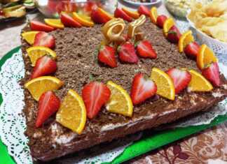 Τούρτα σοκολάτας με κρέμα μασκαρπόνε, φράουλες και πορτοκάλια σε πιατέλα