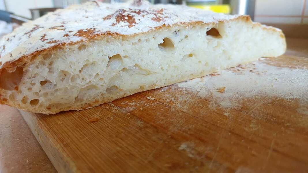 tsiampata0 Φρεσκοψημένη αφράτη τσιαμπάταψυχρής ζύμωσης με χρυσαφένια κρούστα, τοποθετημένες σε ξύλινη επιφάνεια.