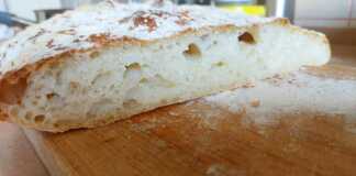 Φρεσκοψημένη αφράτη τσιαμπάταψυχρής ζύμωσης με χρυσαφένια κρούστα, τοποθετημένες σε ξύλινη επιφάνεια.