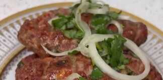 Μακρόστενα, ροδοψημένα λουλά κεμπάπ σε μια λαμαρίνα φούρνου, έτοιμα για σερβίρισμα.