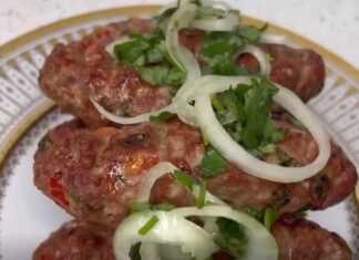 Καλοψημένα μακρόστενα κεμπάπ πάνω σε λαδόκολλα συνοδευόμενα από ψητές ντομάτες και αλάδωτες πίτες