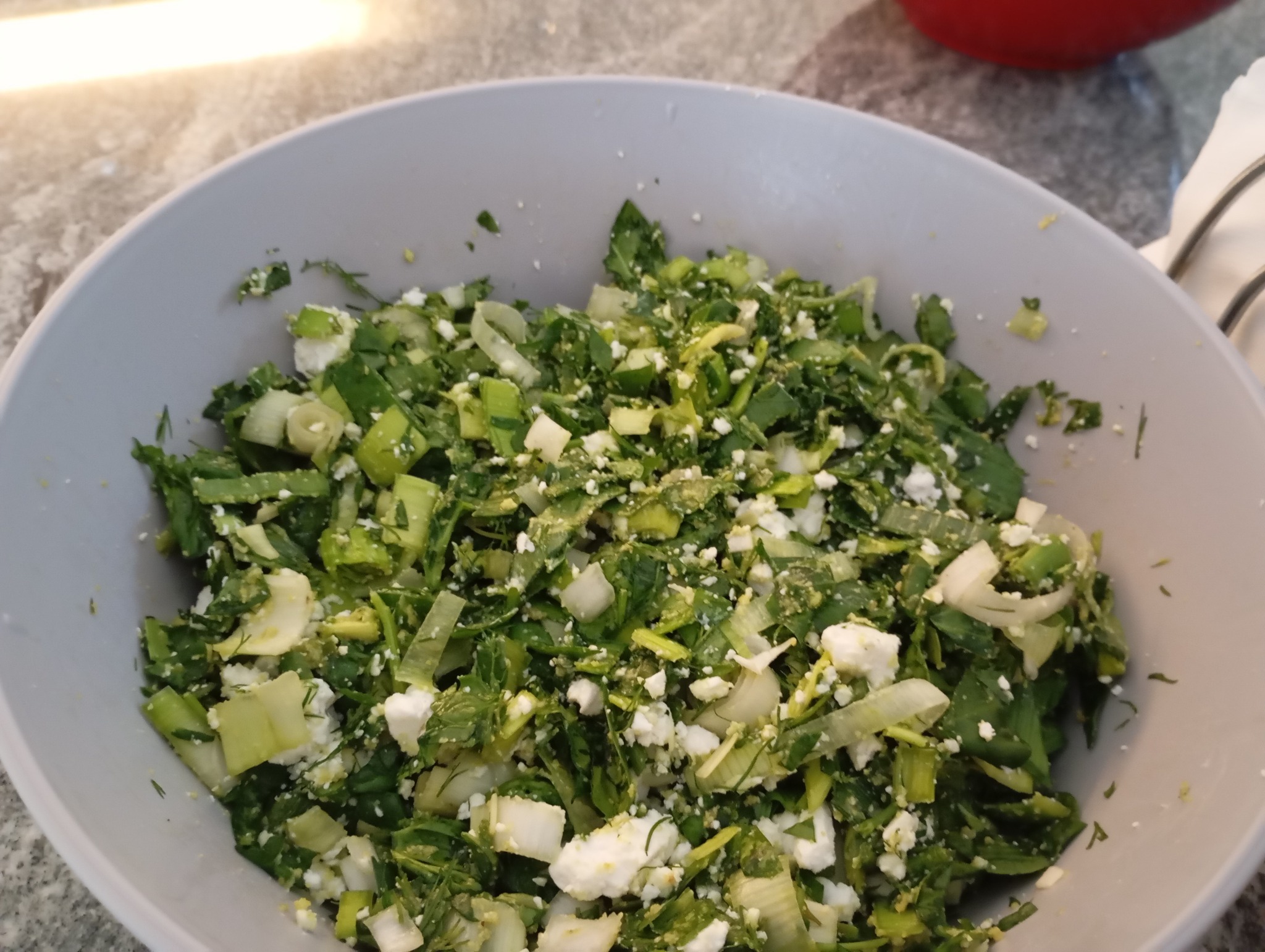 Ενα μπολ γεματο γέμιση για την σπανακοτυροπιτα στριφτη