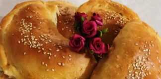 Κοντινό πλάνο σε 3 κιμαδοπιτάκια, που αναδεικνύει την αφράτη ζύμη και την πλούσια γέμιση κιμά.