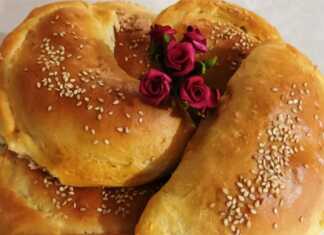 Κοντινό πλάνο σε 3 κιμαδοπιτάκια, που αναδεικνύει την αφράτη ζύμη και την πλούσια γέμιση κιμά.