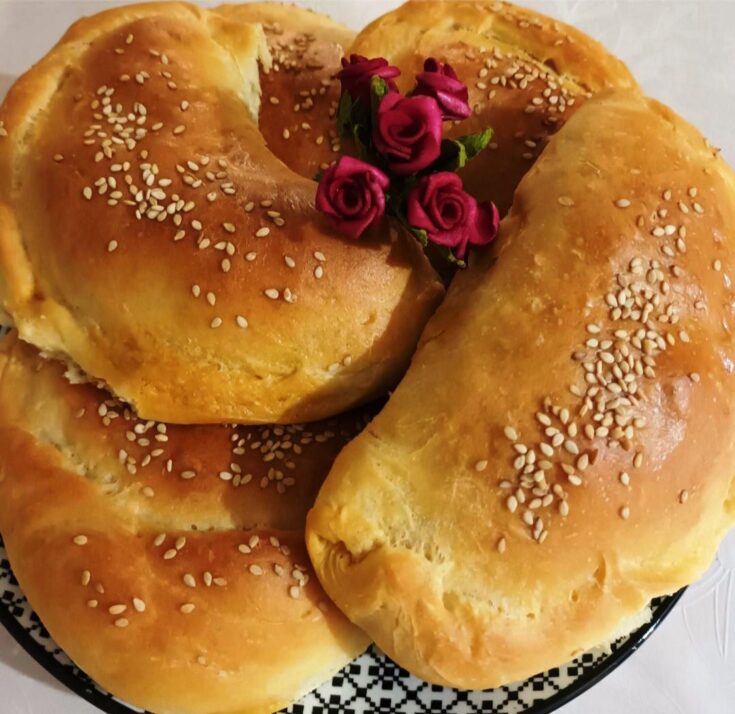 Κοντινό πλάνο σε 3 κιμαδοπιτάκια, που αναδεικνύει την αφράτη ζύμη και την πλούσια γέμιση κιμά.