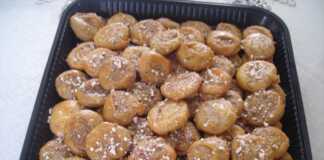 Ταψί με παραδοσιακές Κυπριακές Πισίες, σιροπιαστές και πασπαλισμένες με αμύγδαλα, έτοιμες για σερβίρισμα