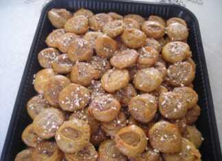 Ταψί με παραδοσιακές Κυπριακές Πισίες, σιροπιαστές και πασπαλισμένες με αμύγδαλα, έτοιμες για σερβίρισμα