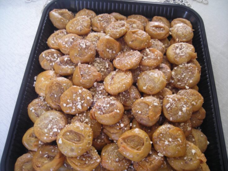 Ταψί με παραδοσιακές Κυπριακές Πισίες, σιροπιαστές και πασπαλισμένες με αμύγδαλα, έτοιμες για σερβίρισμα