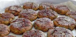 Ταψί γεμάτο με χρυσαφένιους Κολοκυθοκεφτέδες Φούρνου, έτοιμους για σερβίρισμα.