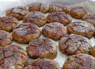 Ταψί γεμάτο με χρυσαφένιους Κολοκυθοκεφτέδες Φούρνου, έτοιμους για σερβίρισμα.