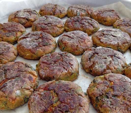 Ταψί γεμάτο με χρυσαφένιους Κολοκυθοκεφτέδες Φούρνου, έτοιμους για σερβίρισμα.