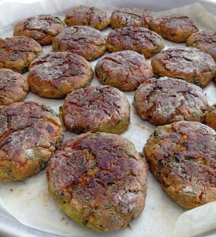 Ταψί γεμάτο με χρυσαφένιους Κολοκυθοκεφτέδες Φούρνου, έτοιμους για σερβίρισμα.