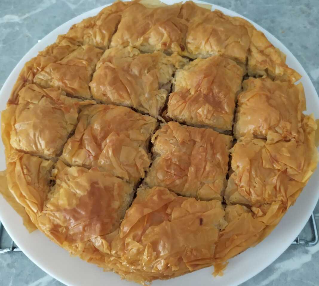 Ολόκληρη Κολοκυθόπιτα με Μέλι, στριφτή, πριν τν πασπαλίσουμε με άχνη και κανέλα, σε πιατελα