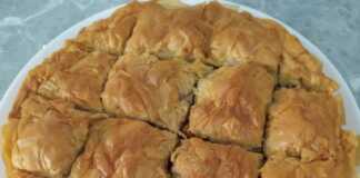 Ολόκληρη Κολοκυθόπιτα με Μέλι, στριφτή, πριν τν πασπαλίσουμε με άχνη και κανέλα, σε πιατελα