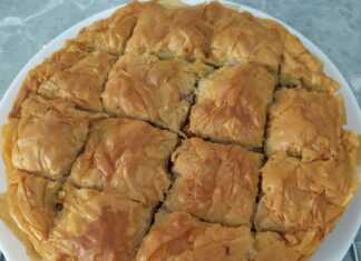 Ολόκληρη Κολοκυθόπιτα με Μέλι, στριφτή, πριν τν πασπαλίσουμε με άχνη και κανέλα, σε πιατελα