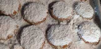 Αφράτοι Κουραμπιέδες του Καλοκαιριού, πασπαλισμένοι με άχνη ζάχαρη, σε πιατέλα