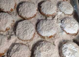 Αφράτοι Κουραμπιέδες του Καλοκαιριού, πασπαλισμένοι με άχνη ζάχαρη, σε πιατέλα