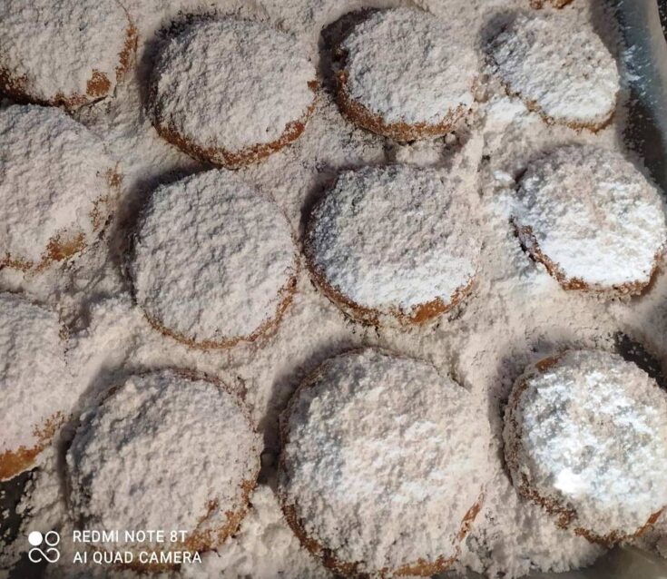 Αφράτοι Κουραμπιέδες του Καλοκαιριού, πασπαλισμένοι με άχνη ζάχαρη, σε πιατέλα