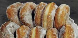 Αφράτοι Λουκουμάδες: Συνταγή για Τραγανό Έξω, Μαλακό Μέσα! Αφράτοι λουκουμάδες με ζάχαρη άχνη σε πιατέλα, έτοιμοι για σερβίρισμα