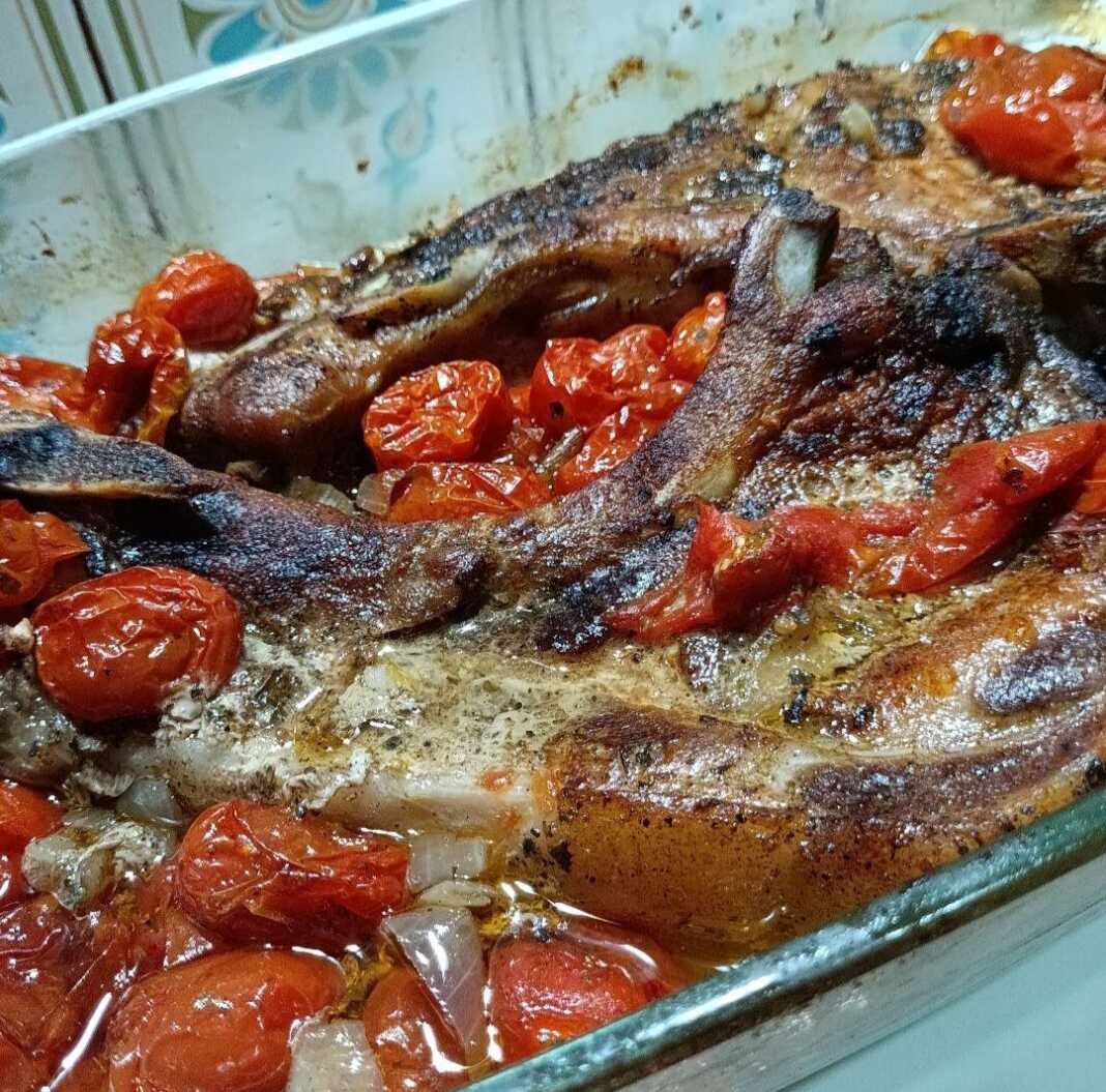 Το τελικό αποτέλεσμα των Μπριζολών Χοιρινών με Ντοματίνια στο Φούρνο, ροδισμένες και λαχταριστές