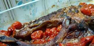 Μπριζόλες χοιρινές με ντοματίνια στο φούρνο Το τελικό αποτέλεσμα των Μπριζολών Χοιρινών με Ντοματίνια στο Φούρνο, ροδισμένες και λαχταριστές