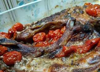 Το τελικό αποτέλεσμα των Μπριζολών Χοιρινών με Ντοματίνια στο Φούρνο, ροδισμένες και λαχταριστές