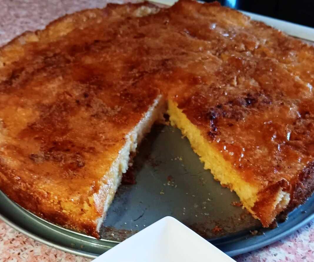 Χρυσαφένια Παραδοσιακή Γαλατόπιτα σε στρογγυλό ταψί, πασπαλισμένη με κανέλα