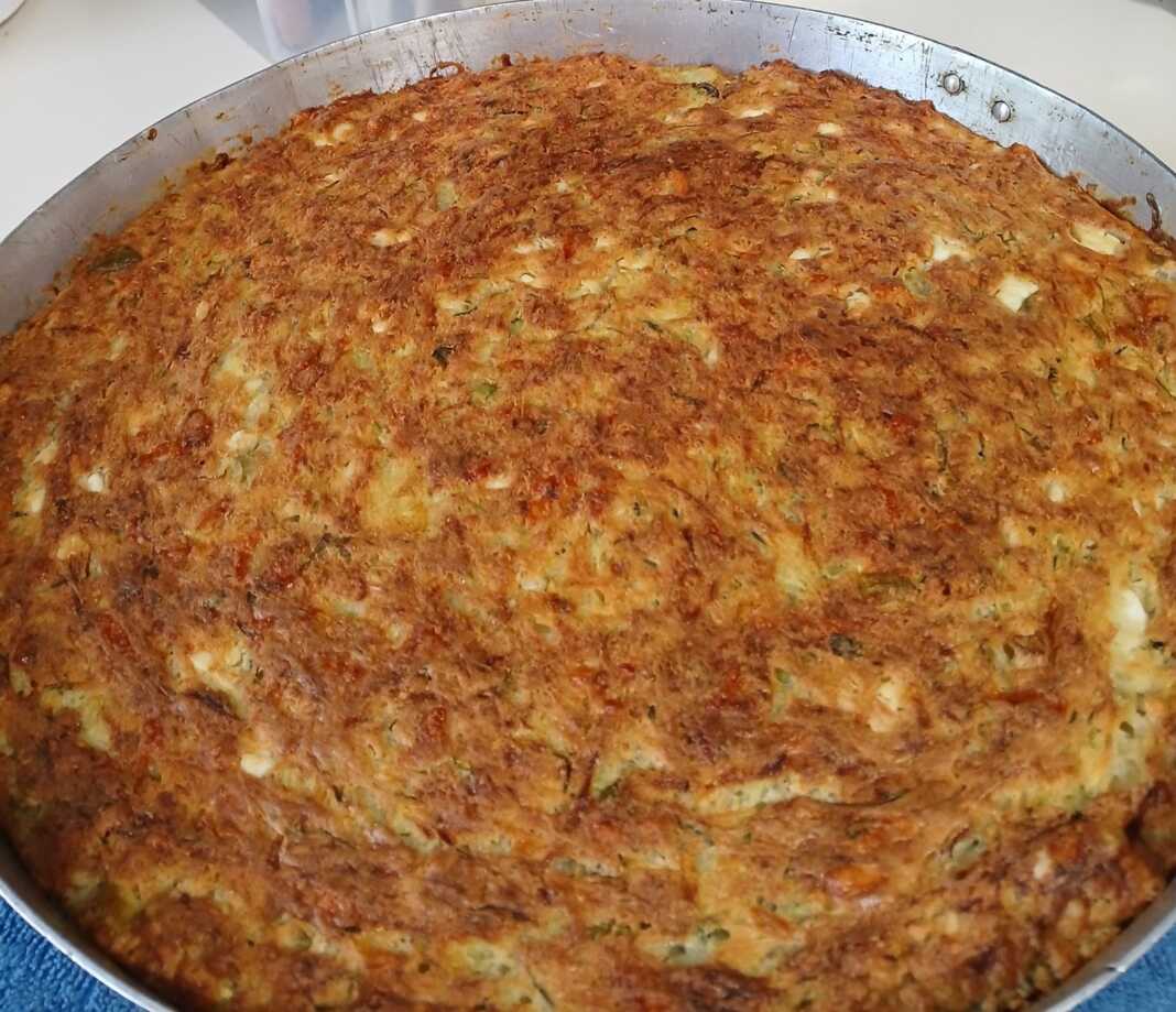 almiri kolokithopita xvris filo Ολόκληρη Αλμυρή Κολοκυθόπιτα Χωρίς Φύλλο, χρυσαφένια και κομμένη σε τετράγωνα κομμάτια, έτοιμη για σερβίρισμα