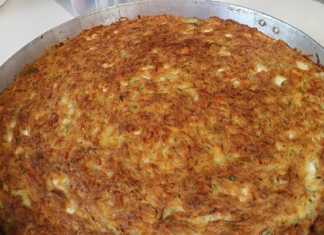 Αλμυρή Κολοκυθόπιτα Χωρίς Φύλλο Ολόκληρη Αλμυρή Κολοκυθόπιτα Χωρίς Φύλλο, χρυσαφένια και κομμένη σε τετράγωνα κομμάτια, έτοιμη για σερβίρισμα