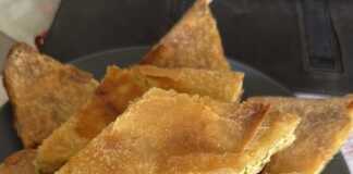 Κομμάτια από Αλμυρή Κολοκυθόπιτα σε πιάτο, που αναδεικνύουν το τραγανό φύλλο και την πλούσια γέμιση