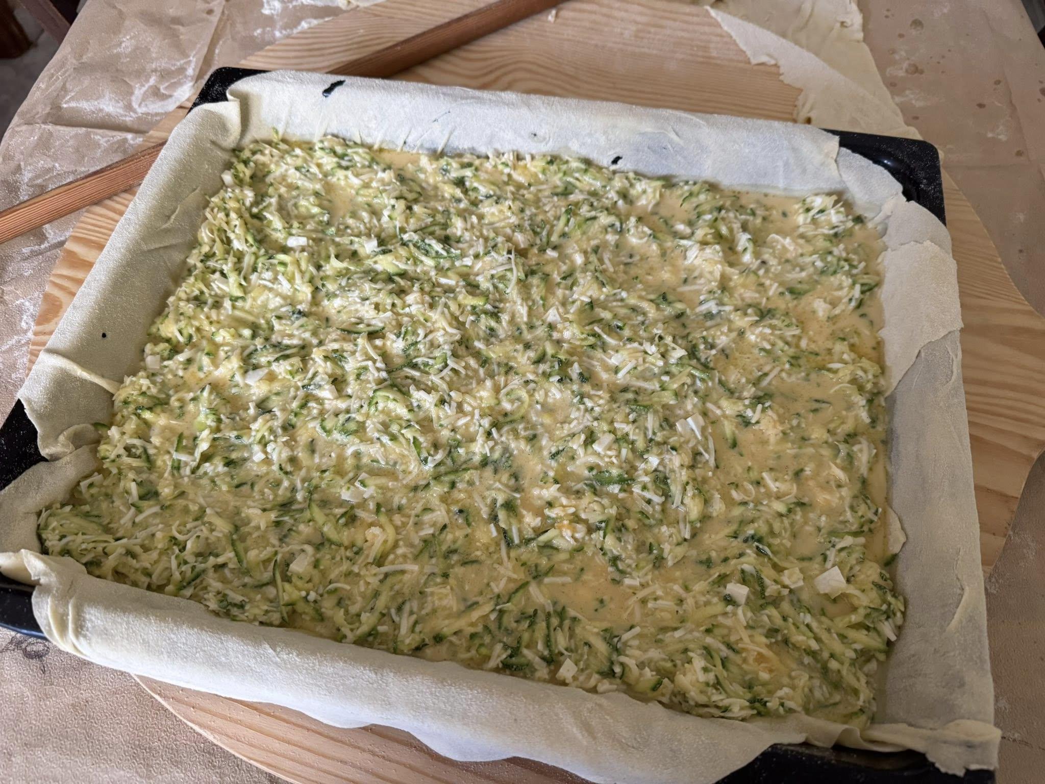 Γεμιση της αλμυρής κολοκυθόπιτας