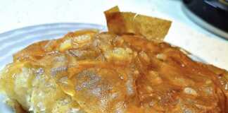 Κομμάτι από γαλακτομπούρεκο, αναδεικνύοντας την αφράτη κρέμα και τα τραγανά φύλλα.