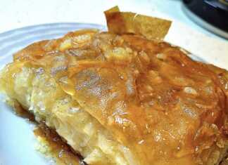 Κομμάτι από γαλακτομπούρεκο, αναδεικνύοντας την αφράτη κρέμα και τα τραγανά φύλλα.