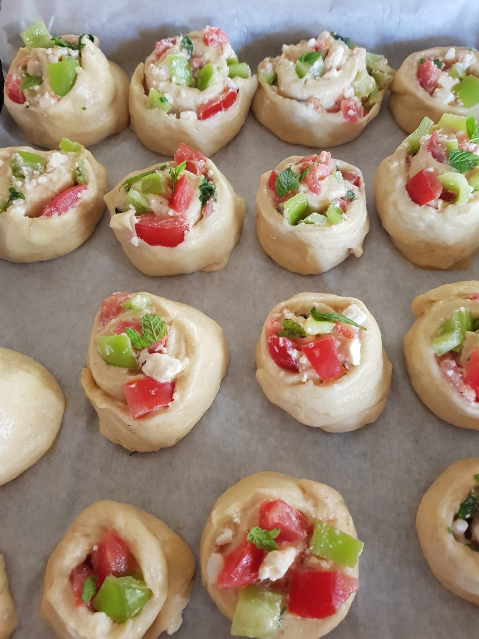 Το ρολό της ζύμης κομμένο σε ατομικά πιτσάκια πριν ψηθούν