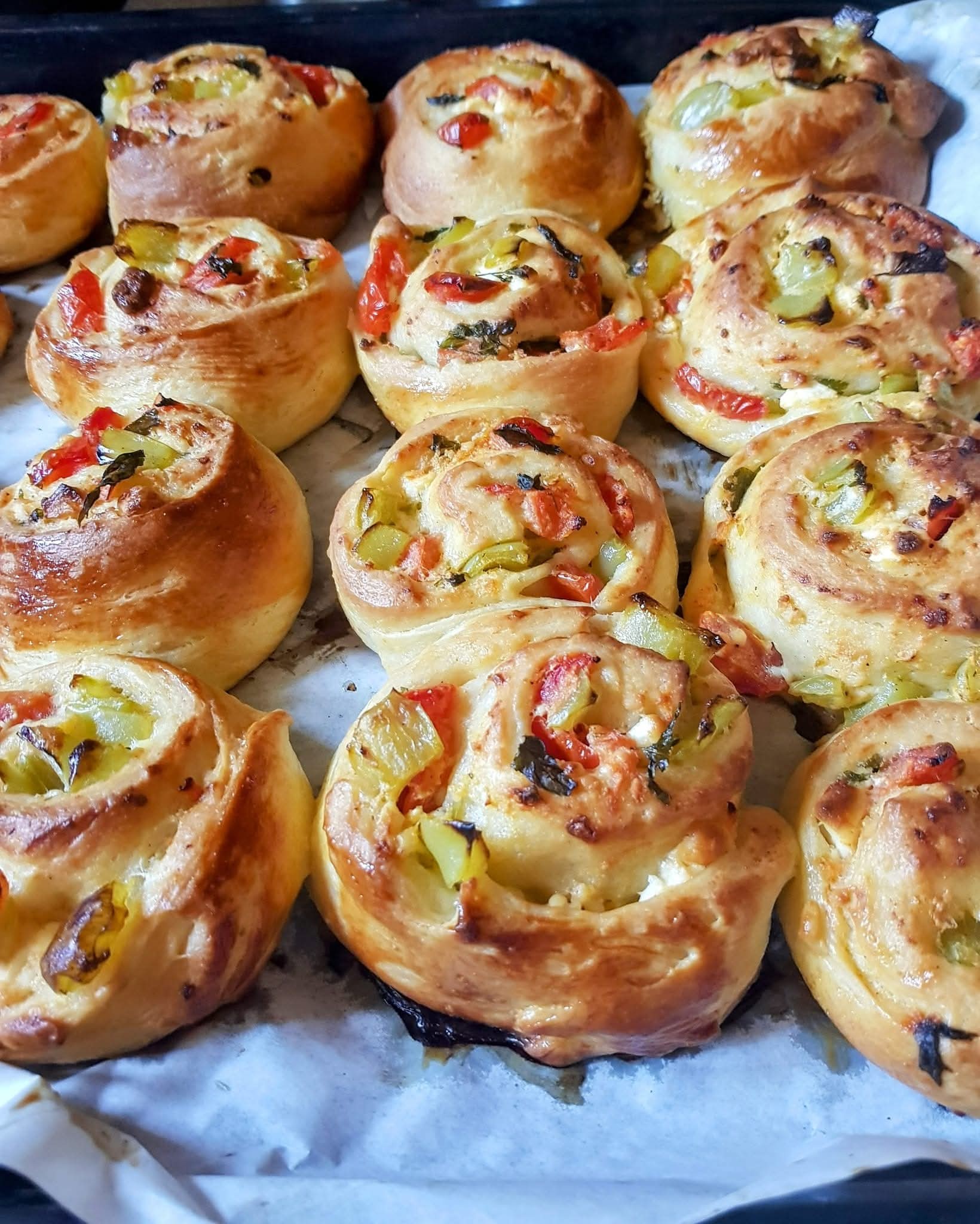 Αφράτα ατομικά πιτσάκια προζύμι, ψημένα σε ταψί με λαδόκολλα.