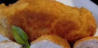 Ένα πιάτο με λαχταριστές Μπαλοτίνες Κοτόπουλου, κομμένες σε φέτες, αναδεικνύοντας τη γέμιση