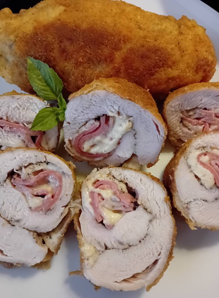 balotines kotopoulo Ένα πιάτο με λαχταριστές Μπαλοτίνες Κοτόπουλου, κομμένες σε φέτες, αναδεικνύοντας τη γέμιση