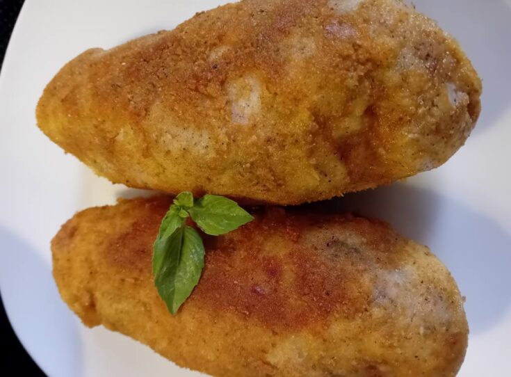 Κοντινό πλάνο σε μία Μπαλοτίνα Κοτόπουλου, παναρισμένη και τηγανισμένη, με χρυσαφένια κρούστα