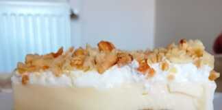 Κοντινό πλάνο σε μία μερίδα Δροσερό Γλυκό Ψυγείου με Φρυγανιές, που αναδεικνύει τις στρώσεις φρυγανιάς, κρέμας και σαντιγί