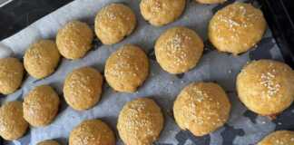 Ταψί γεμάτο με χρυσαφένια Εύκολα Τυροπιτάκια, έτοιμα για σερβίρισμα.