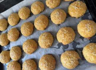 Ταψί γεμάτο με χρυσαφένια Εύκολα Τυροπιτάκια, έτοιμα για σερβίρισμα.