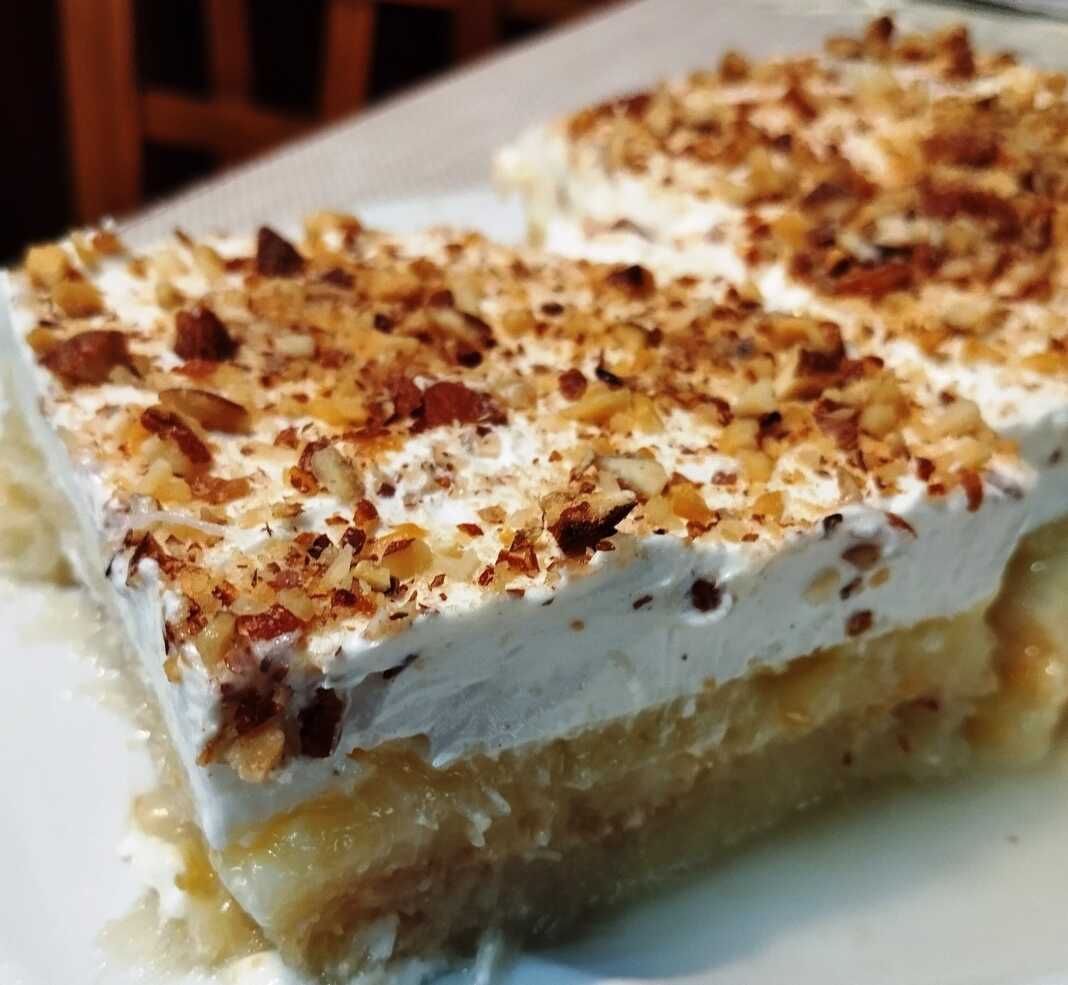 ekmek_kantaifi_pot Κοντινό πλάνο σε ένα κομμάτι Εκμέκ Κανταΐφι, που αναδεικνύει τις στρώσεις από τραγανό κανταΐφι, κρέμα και σαντιγί