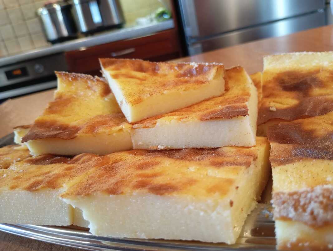 galatopita1_kop Λαχταριστή Γαλατόπιτα κομμένη σε κομμάτια, με χρυσαφένια κρούστα πασπαλισμένη με κανέλα.