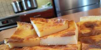 Λαχταριστή Γαλατόπιτα κομμένη σε κομμάτια, με χρυσαφένια κρούστα πασπαλισμένη με κανέλα.